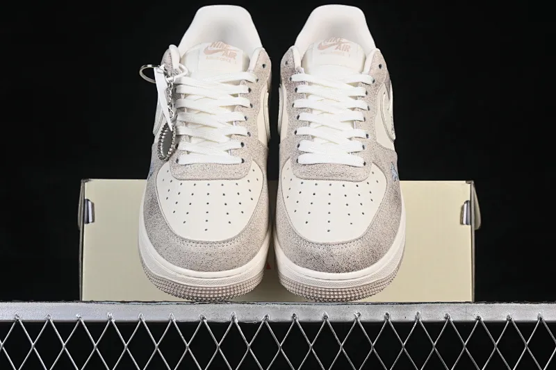 All categories Nk Air Force 1 Air Force series Nk Air Force 1 Low Air Force low top Nike Air Force 1'07 Low joint model cream gray tone Air Force 1 low top casual sneakers XL1979-129
